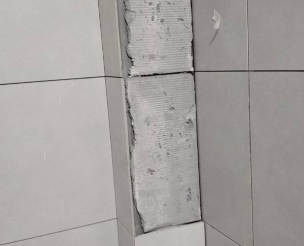 江汉瓷砖空鼓维修公司分享下瓷砖施工前基层浇水润湿程度不足，可能导致以下问题