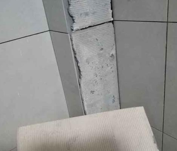 江汉瓷砖空鼓维修公司分享下厨房瓷砖脱落的补救措施。